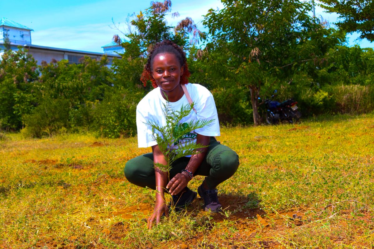 #GreeningInitiative
Our Volunteers joined other partners in the Miya Ywech Consortium and other Stakeholders for a clean up and tree planting activity at the Prof. Nyongo's Botanical Garden Park early today.
