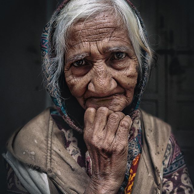 حبة كراميل 🍬
الأغنياء يصبحون فقراء، والفقراء ينقلبون أغنياء، وضعفاء الأمس أقوياء اليوم، وحكام الأمس مُشرّدو اليوم، والقضاة مُتّهمون، والغالبون مغلوبون، والفلك دوار والحياة لا تقف، والحوادث لا تكف عن الجريان، والناس يتبادلون الكراسي #حمدون_الحويطي