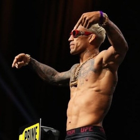 MMArena_'s tweet photo. CHARLES OLIVEIRA EXPLOSE LITTÉRALEMENT DARIUSH AU PREMIER ROUND C'EST DE LA FOLIE 

VICTOIIIIRE ✅ #UFC289 https://t.co/4sXZxSe1Sg