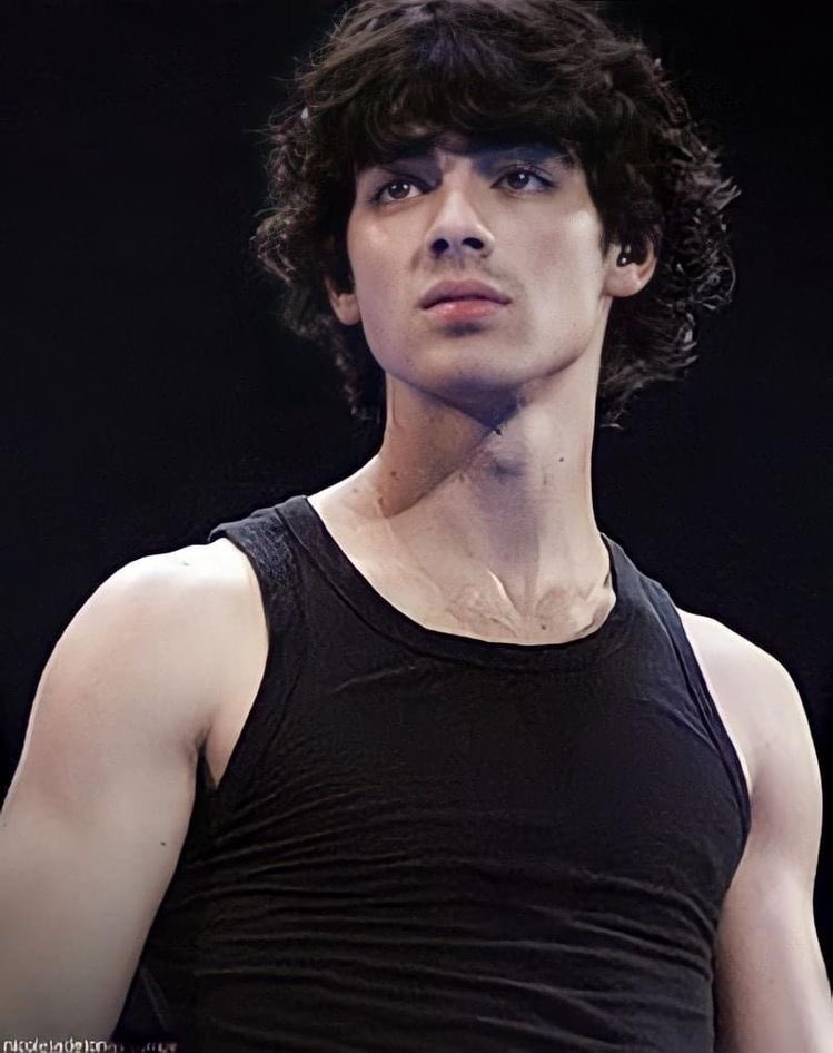 cupofmariel's tweet image. Por algo Taylor Swift le escribió “Mr Perfect face”