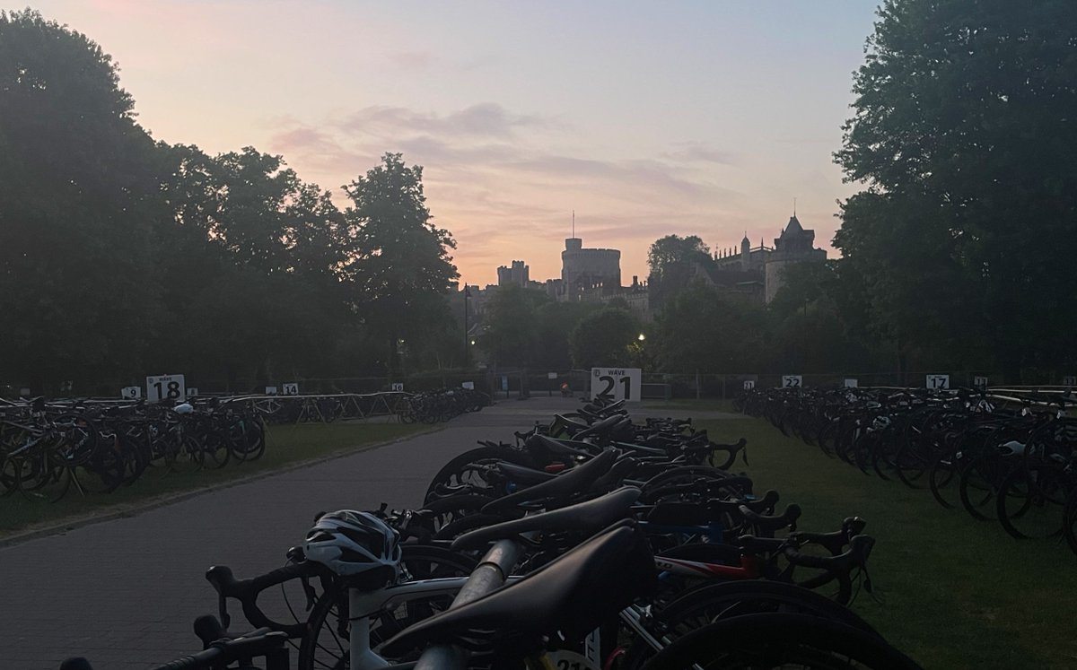 royalwindsortri's tweet photo. With the sun rising and participants beginning to arrive, its shaping up to be a fantastic day of triathlon here in Windsor 🏊‍♀️🚲🏃‍♂️

We wanted to wish everyone taking part today good luck, enjoy the day and don’t forget to take in the stunning scenery 🏰

#RoyalWindsorTriathlon https://t.co/xyl5l32PGH
