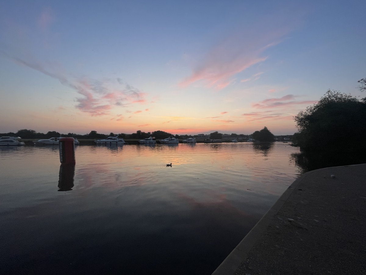royalwindsortri's tweet photo. With the sun rising and participants beginning to arrive, its shaping up to be a fantastic day of triathlon here in Windsor 🏊‍♀️🚲🏃‍♂️

We wanted to wish everyone taking part today good luck, enjoy the day and don’t forget to take in the stunning scenery 🏰

#RoyalWindsorTriathlon https://t.co/xyl5l32PGH