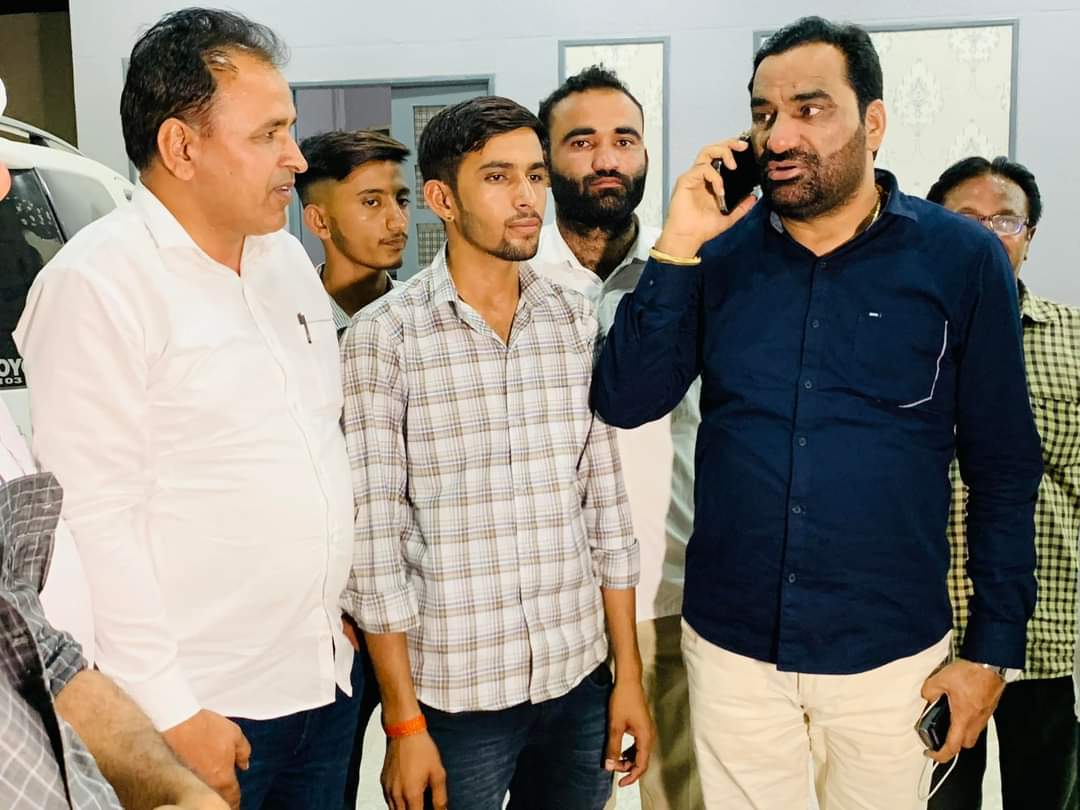 UmmedaRamBaytu's tweet photo. गत दिवस @RLPINDIAorg संयोजक नागौर सांसद श्री @hanumanbeniwal जी के नागौर आवास पर मुलाकात की और आगामी 24जून 2023 को बाड़मेर जिले के धोरिमन्ना में होने वाली किसान महापंचायत की रैली को लेकर चर्चा के छायाचित्र!
#नागौर #RLPRajasthan #Nagour #HanumanBeniwal #WithHB #TeamRLP #Nagaur https://t.co/MDbVtykMPL