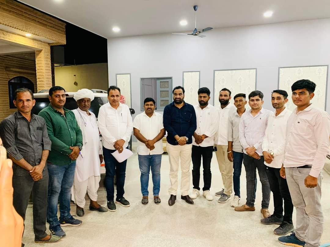 UmmedaRamBaytu's tweet photo. गत दिवस @RLPINDIAorg संयोजक नागौर सांसद श्री @hanumanbeniwal जी के नागौर आवास पर मुलाकात की और आगामी 24जून 2023 को बाड़मेर जिले के धोरिमन्ना में होने वाली किसान महापंचायत की रैली को लेकर चर्चा के छायाचित्र!
#नागौर #RLPRajasthan #Nagour #HanumanBeniwal #WithHB #TeamRLP #Nagaur https://t.co/MDbVtykMPL