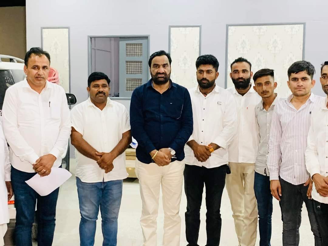 UmmedaRamBaytu's tweet photo. गत दिवस @RLPINDIAorg संयोजक नागौर सांसद श्री @hanumanbeniwal जी के नागौर आवास पर मुलाकात की और आगामी 24जून 2023 को बाड़मेर जिले के धोरिमन्ना में होने वाली किसान महापंचायत की रैली को लेकर चर्चा के छायाचित्र!
#नागौर #RLPRajasthan #Nagour #HanumanBeniwal #WithHB #TeamRLP #Nagaur https://t.co/MDbVtykMPL