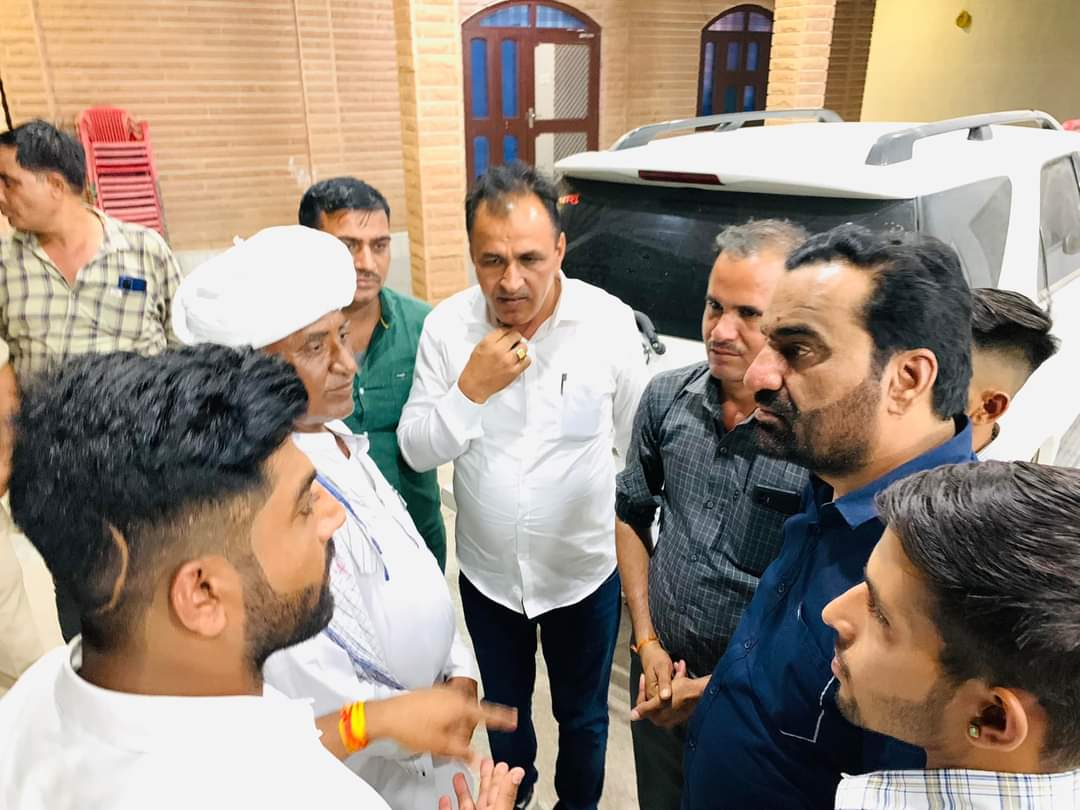 UmmedaRamBaytu's tweet photo. गत दिवस @RLPINDIAorg संयोजक नागौर सांसद श्री @hanumanbeniwal जी के नागौर आवास पर मुलाकात की और आगामी 24जून 2023 को बाड़मेर जिले के धोरिमन्ना में होने वाली किसान महापंचायत की रैली को लेकर चर्चा के छायाचित्र!
#नागौर #RLPRajasthan #Nagour #HanumanBeniwal #WithHB #TeamRLP #Nagaur https://t.co/MDbVtykMPL