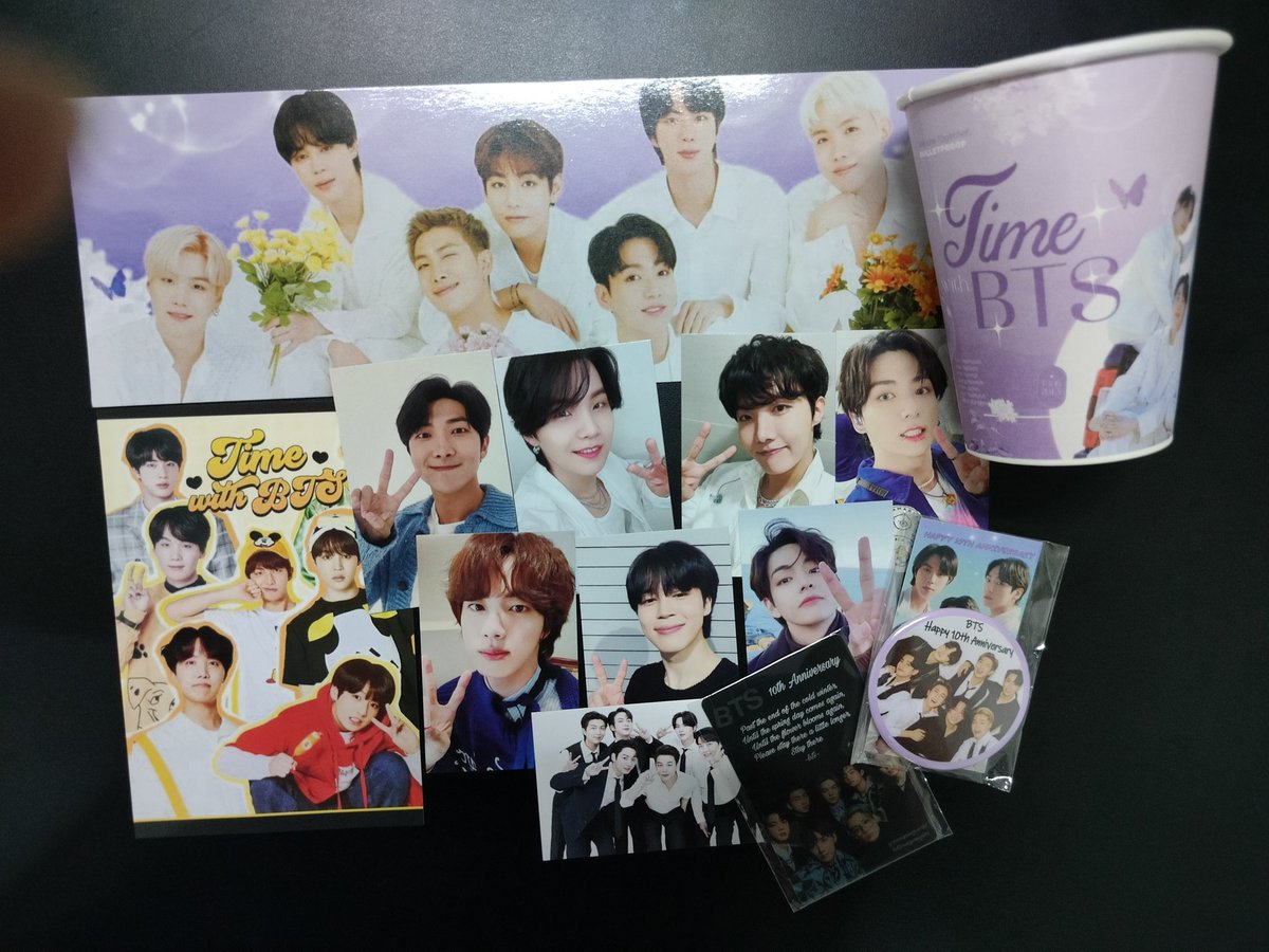 lilsweetpie_'s tweet photo. Went to #TimewithBTS cupsleeve event yesterday!! A big thanks to @forevermy_seven for organizing this cupsleeve! I really enjoyed it! The deco and freebies are so cuteeeeπ«Άπ₯Ή And oh thank you to the army who gave freebies during the event too! Borahaeπ https://t.co/1EknwcD4U0