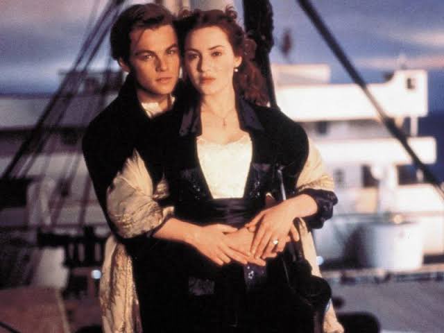 titanic é transcendental mesmo contando uma história superficialmente ‘simples’. acho que nunca mais o cinema será capaz de criar um clássico a altura em termos de audiência, popularidade, repercussão e comoção. é o resultado perfeito da união arrebatadora de amor + tragédia.