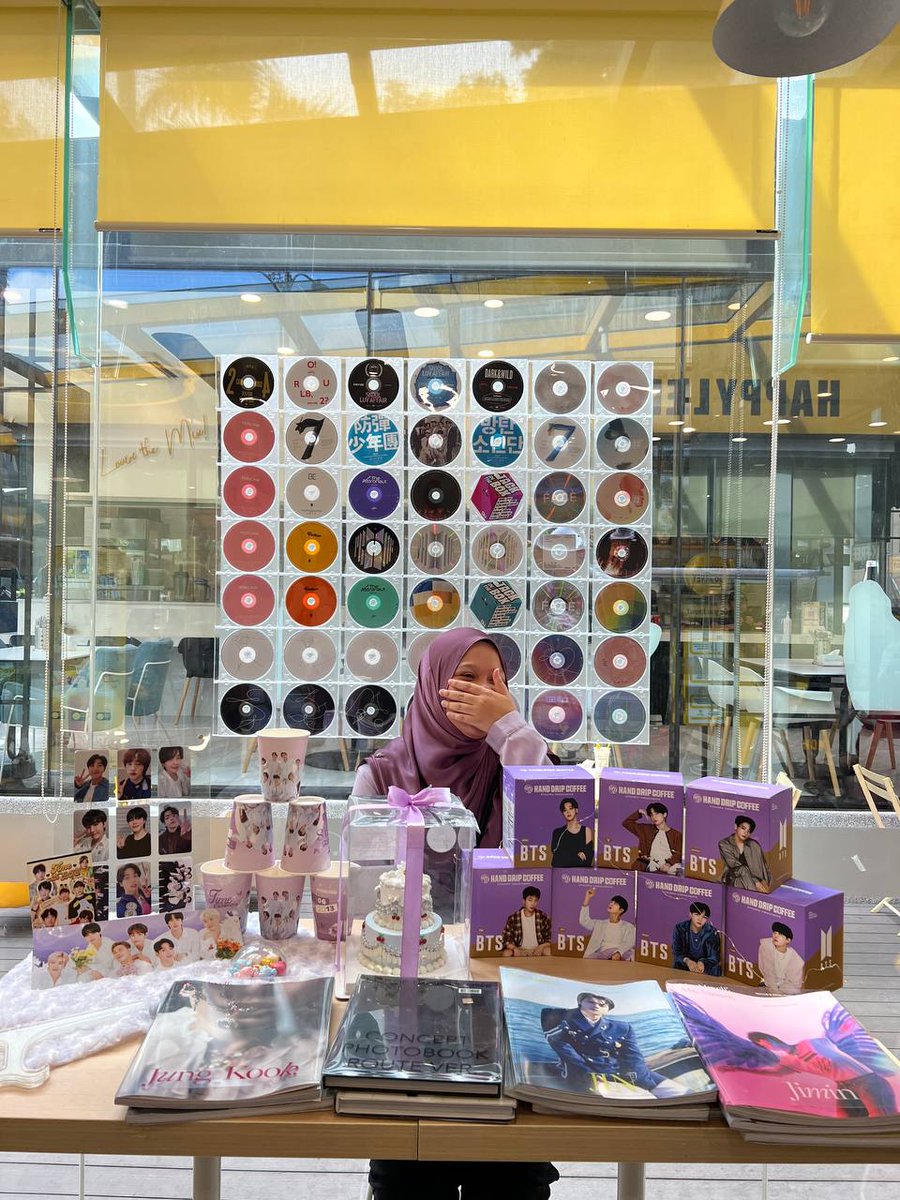 lilsweetpie_'s tweet photo. Went to #TimewithBTS cupsleeve event yesterday!! A big thanks to @forevermy_seven for organizing this cupsleeve! I really enjoyed it! The deco and freebies are so cuteeeeπ«Άπ₯Ή And oh thank you to the army who gave freebies during the event too! Borahaeπ https://t.co/1EknwcD4U0