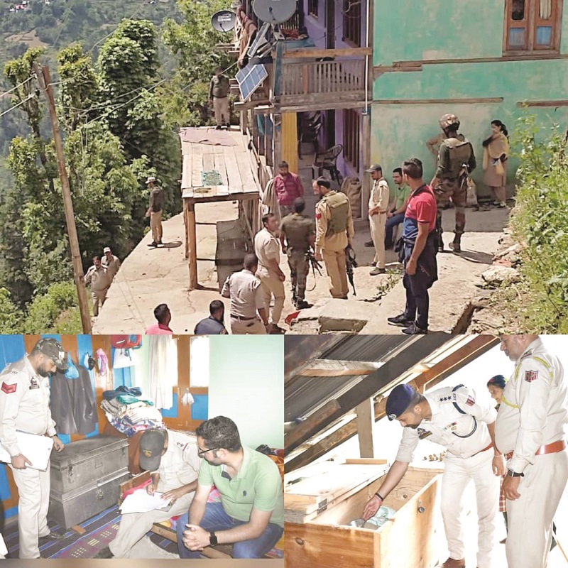 RisingKashmir's tweet photo. #Police search #house of #active #HMterrorist in #Kishtwar
@JmuKmrPolice
@SSPKishtwar
https://t.co/3BXM14Utl2 https://t.co/HdImEziunJ