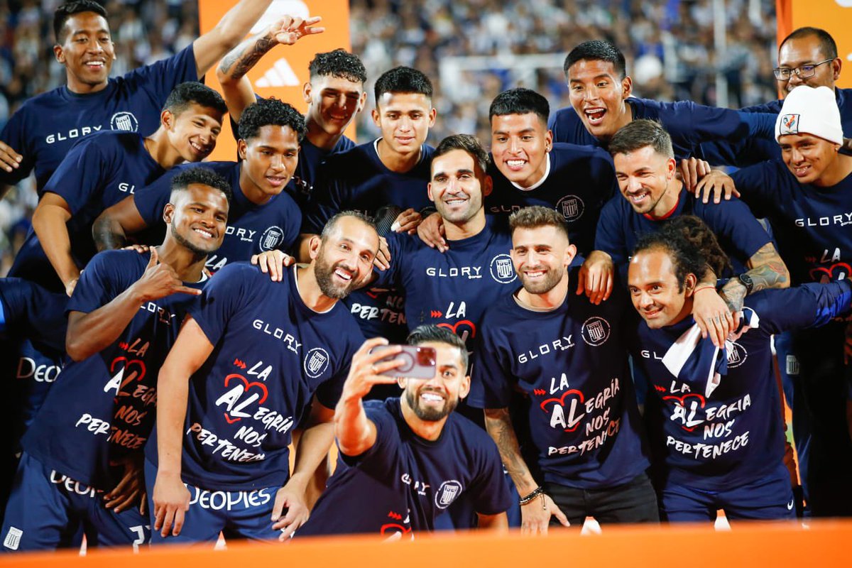 MovistarDeporPe's tweet photo. ¡Las mejores postales de la celebración de Alianza Lima! ⚪️🔵

📸 @PedroMonteverde https://t.co/jjyrgykIIp