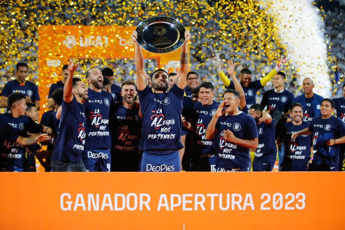 MovistarDeporPe's tweet photo. ¡Las mejores postales de la celebración de Alianza Lima! ⚪️🔵

📸 @PedroMonteverde https://t.co/jjyrgykIIp