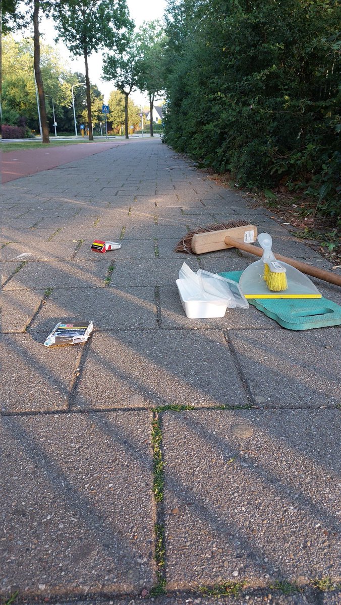 Vervroegde #peukmeuk2023 actie. De pakjes sigaretten wijzen op een goede plek 😜Here we go!
<a href="/GocleanD/">Stichting GoClean De Liemers</a> 
<a href="/GemeenteDuiven/">Gemeente Duiven</a>
