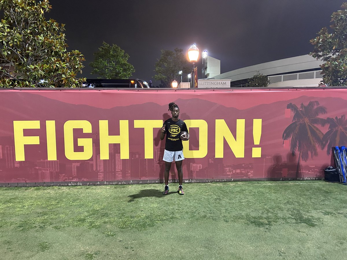 MaliJones5QB's tweet photo. Thank you for a great camp experience✌️@LincolnRiley @KliffKingsbury @Coach_Tinsley10 @uscfb @Aquinas_Falcons @coachbrusig 
C/0 2025 #QB @GregBiggins @adamgorney https://t.co/THObP35yA2
