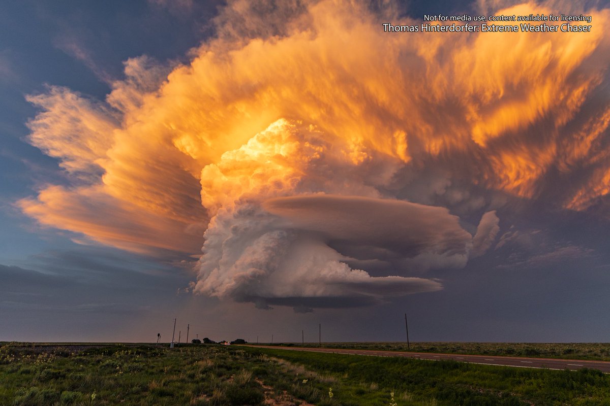 hinto62's tweet photo. One of the most gorgeous, non destructive supercells I’ve seen. South West of Dalhart, Texas this evening. #TXwx @NWSAmarillo https://t.co/78Z15BSORU