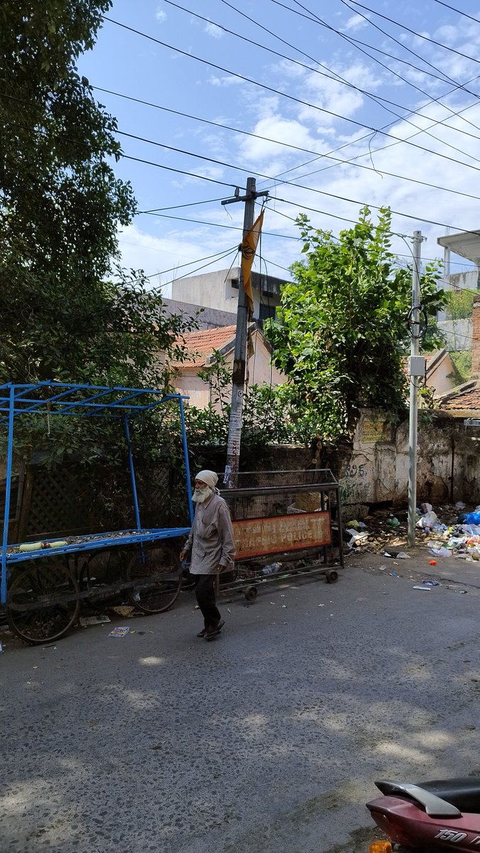 vivekvivvy's tweet image. I don&apos;t know why the municipal corporation team, not even showing 1% of interest to clear this debris and stopping mass urination, even after many complaints posted.
This is really causing very inconvenience to the commuters passing through this lane.
Please look into this.