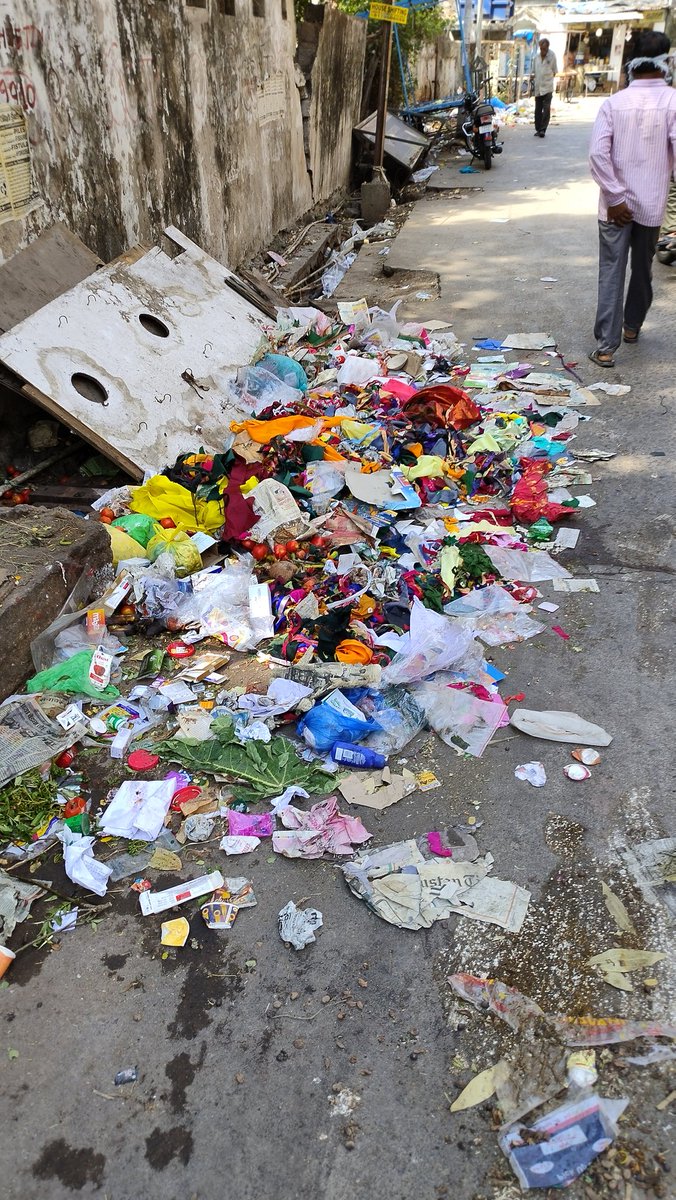 vivekvivvy's tweet image. I don&apos;t know why the municipal corporation team, not even showing 1% of interest to clear this debris and stopping mass urination, even after many complaints posted.
This is really causing very inconvenience to the commuters passing through this lane.
Please look into this.