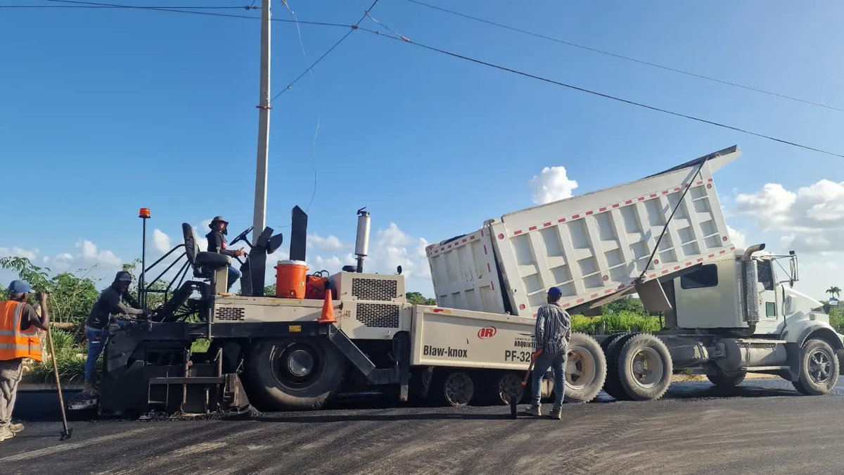 Los trabajos de asfaltado de la avenida que conecta el populoso barrio de San Pedro con Sajour es parte de los compromisos contraídos con esa importante comunidad por el señor Presidente. Acompañamos al Vice Ministro Bastardo, la Gobernadora Martina Pepen y el Diputado Villegas.