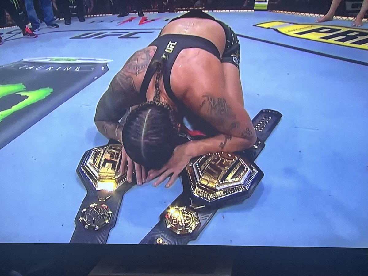 😭😭😭😭 She’s retiring!!! What a career she had, it’s been so much fun watching her walk through mfas 🤣 Congrats Champ 🦁🔥 #amandaNunes #UFC289Live