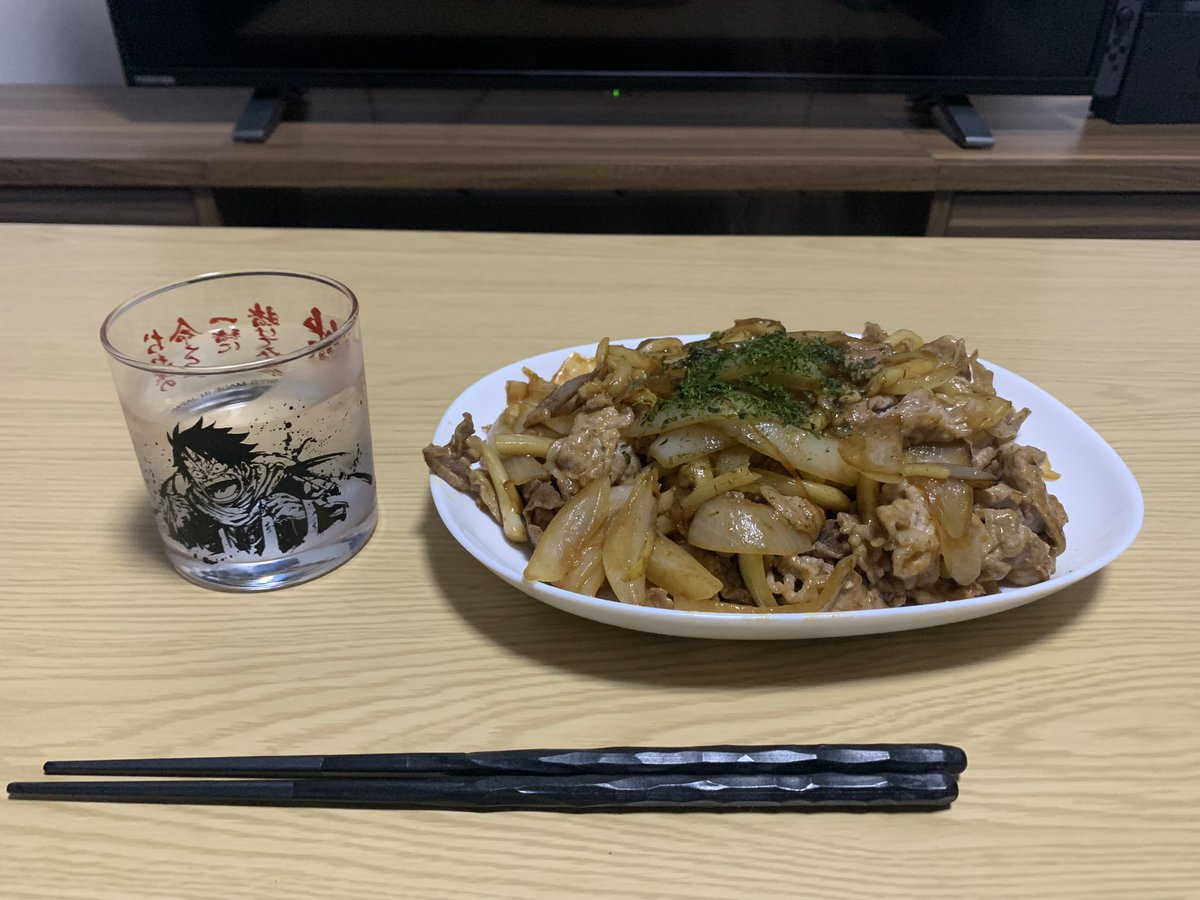 ryolivingalone's tweet photo. 一昨日？その前の日？か忘れましたが焼きうどん作りました。
平日の日はネトフリを見ながら自分が作った晩ご飯を食べるのが1日の楽しみ📺
参考レシピ。
かつお節のせてないけど笑
#一人暮らし
#���うちご飯 https://t.co/6EMfhoPi8r