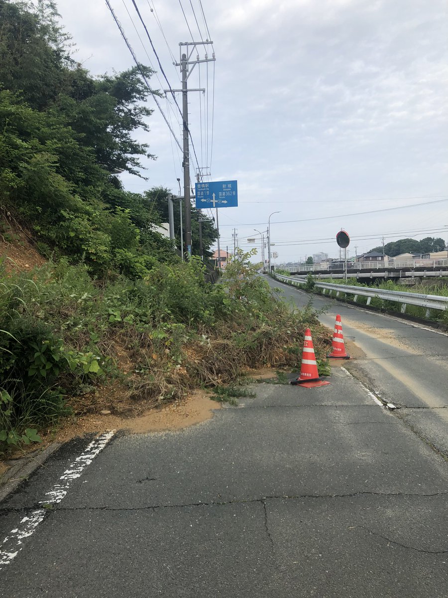 DJ_Kakeru's tweet photo. 先日の大雨の影響はまだ残っていて、家の近くの土砂崩れは未だに復旧していません。
山の方も土砂崩れで通行止めになっている箇所もあるし早く復旧できるといいですけどね。 https://t.co/JU61EEZc5C