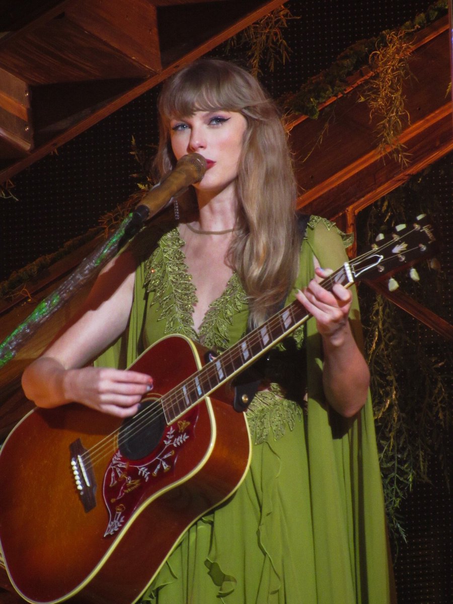 taylrsversion13's tweet image. songs yet to be played at the eras tour: 

1989: 
new romantics
you are in love
I know places

midnights:
labyrinth
sweet nothing
bigger than the whole sky
paris
glitch
dear reader

folklore: 
exile
peace
epiphany
hoax