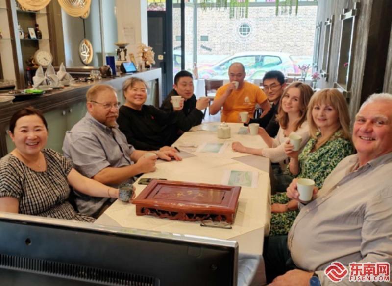 东南网6月9日讯 （记者 邵宇翔）为庆祝第四个“国际茶日”，2023年5月，“清新福建下午茶·茶和天下”活动在马来西亚、日本、菲律宾、阿根廷、英国、新加坡、南非等多个国家相继举办，活动内容缤纷多彩，海外友人反响热烈。