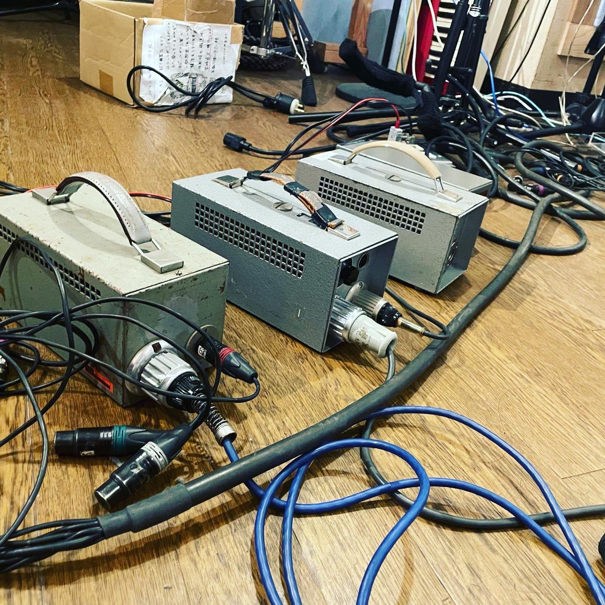 taigayamazaki's tweet image. 貴族の戯れみたいなマイクの使い方である…！
全部ビンテージ。

#neumannmicrophones 
#neumannu87 
#neumannu47tube 
#neumannm49c 
#もちろん借り物