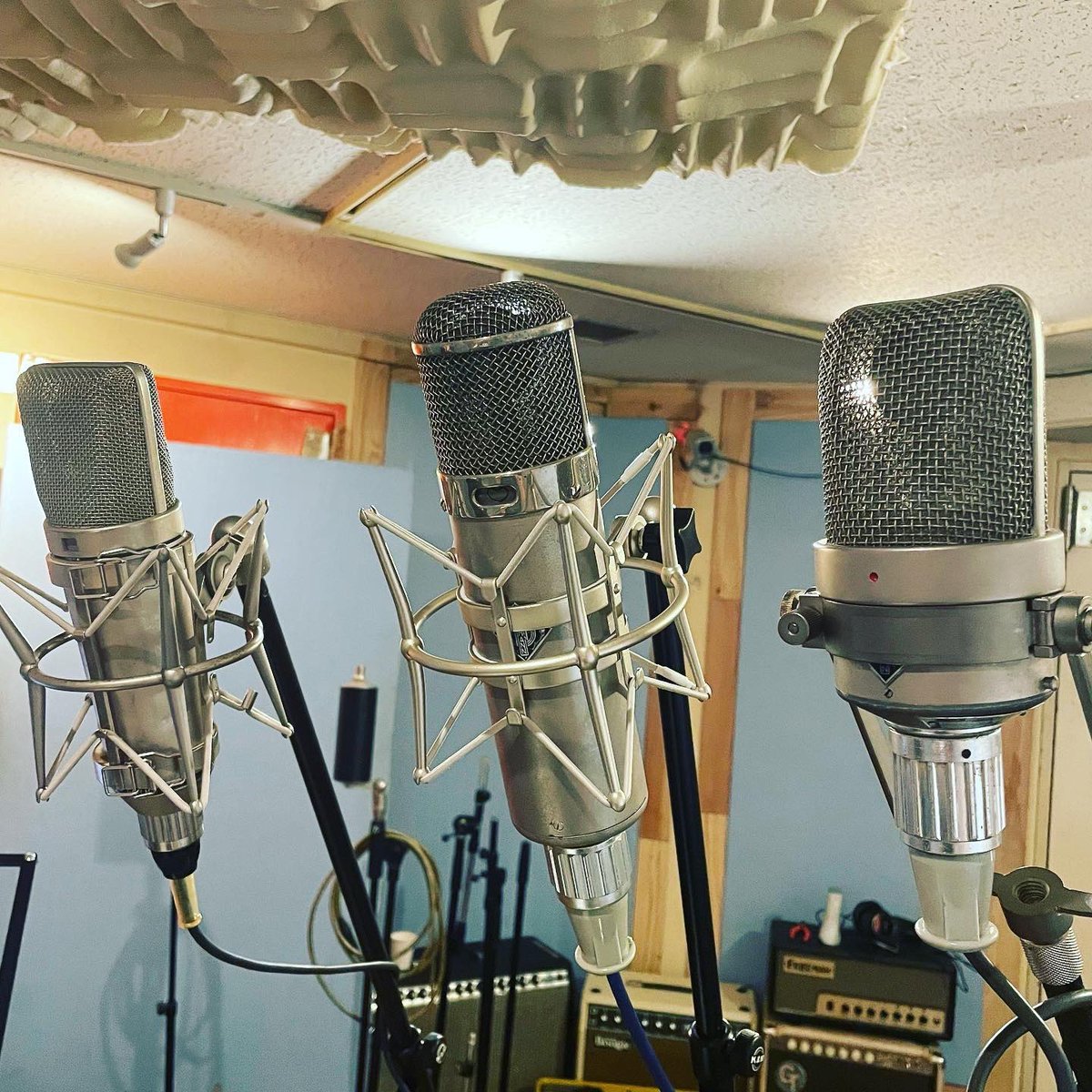 taigayamazaki's tweet image. 貴族の戯れみたいなマイクの使い方である…！
全部ビンテージ。

#neumannmicrophones 
#neumannu87 
#neumannu47tube 
#neumannm49c 
#もちろん借り物