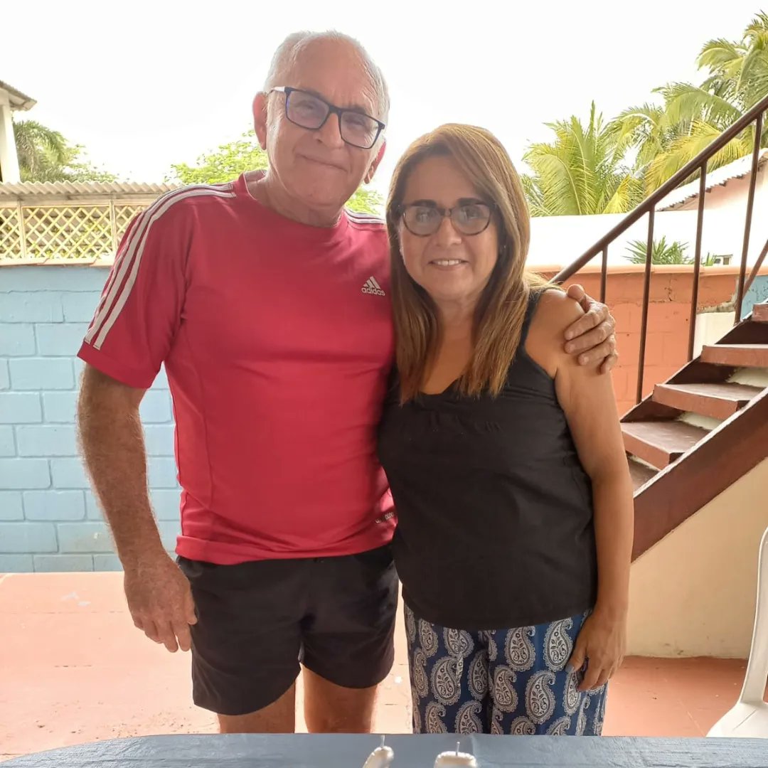 Maloresaa's tweet photo. Hoy es el cumpleaños de mi esposo,mi amigo,mi compañero,de la persona q Dios me puso en mi camino para compartir momentos lindos y difíciles  siempre con cariño y respeto.Le pido a Dios q te de mucha salud y siempre estemos juntos Viva mi cumpleañero!Te amo mucho @AntonioUbilla1 https://t.co/k46C7Ku6Kd
