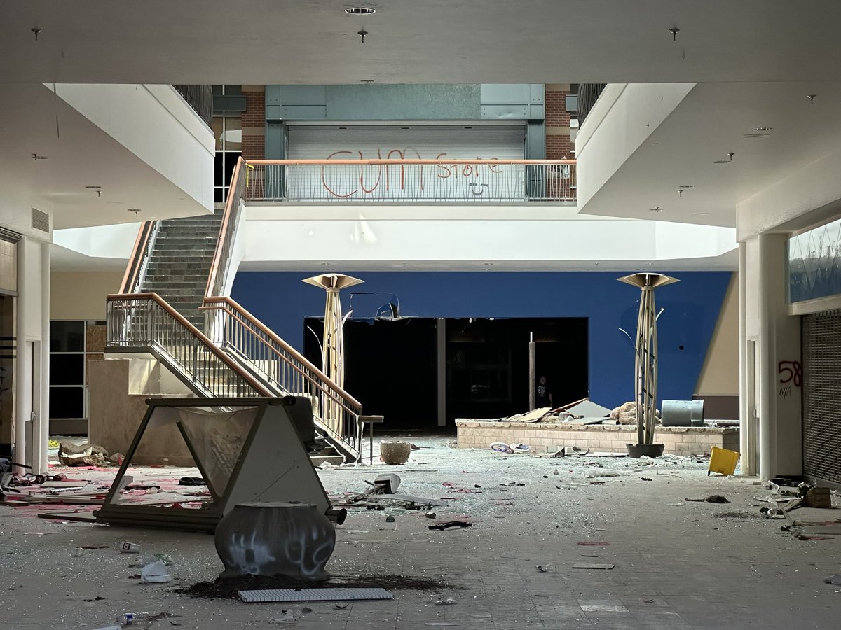 AtoZRetail's tweet image. @TheProperPeople An abandoned mall I visited a few months ago. The now heavily vandalized and abandoned Fiesta Mall. #deadmalls