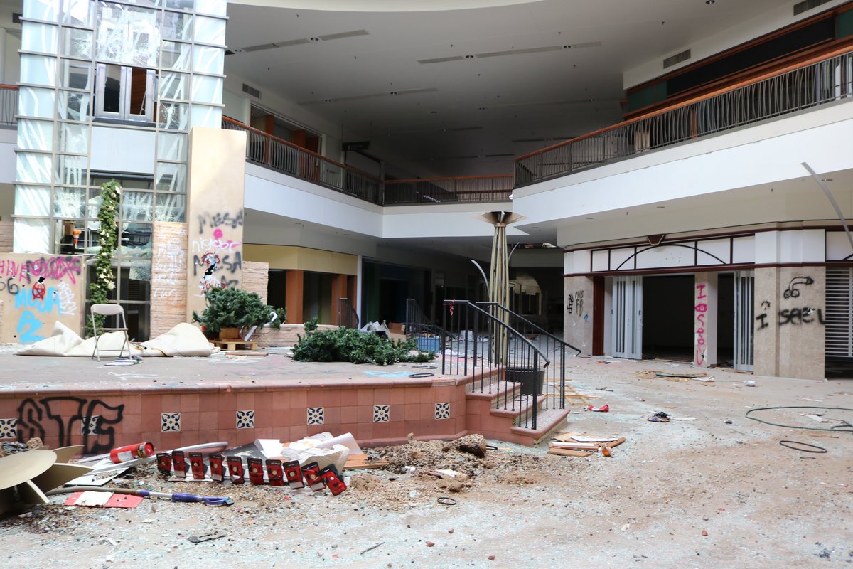 AtoZRetail's tweet image. @TheProperPeople An abandoned mall I visited a few months ago. The now heavily vandalized and abandoned Fiesta Mall. #deadmalls
