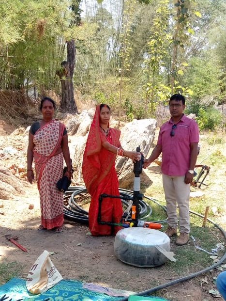 onlineJSLPS's tweet photo. गुमला जिला के सिसई प्रखण्ड अन्तर्गत ग्राम डाड़हा में आठ कृषकों के बीच #JHIMDI अन्तर्गत सूक्ष्म टपक सिंचाई सामग्री का वितरण किया गया। इसके जरिए अब किसानों को खेती में सालों भर सिंचाई की परेशानी नहीं होगी साथ ही कम मेहनत, समय और लागत से उत्पादन में भी बढ़ोतरी होगी।
@MoRD_GoI https://t.co/M4sGsJDKkA