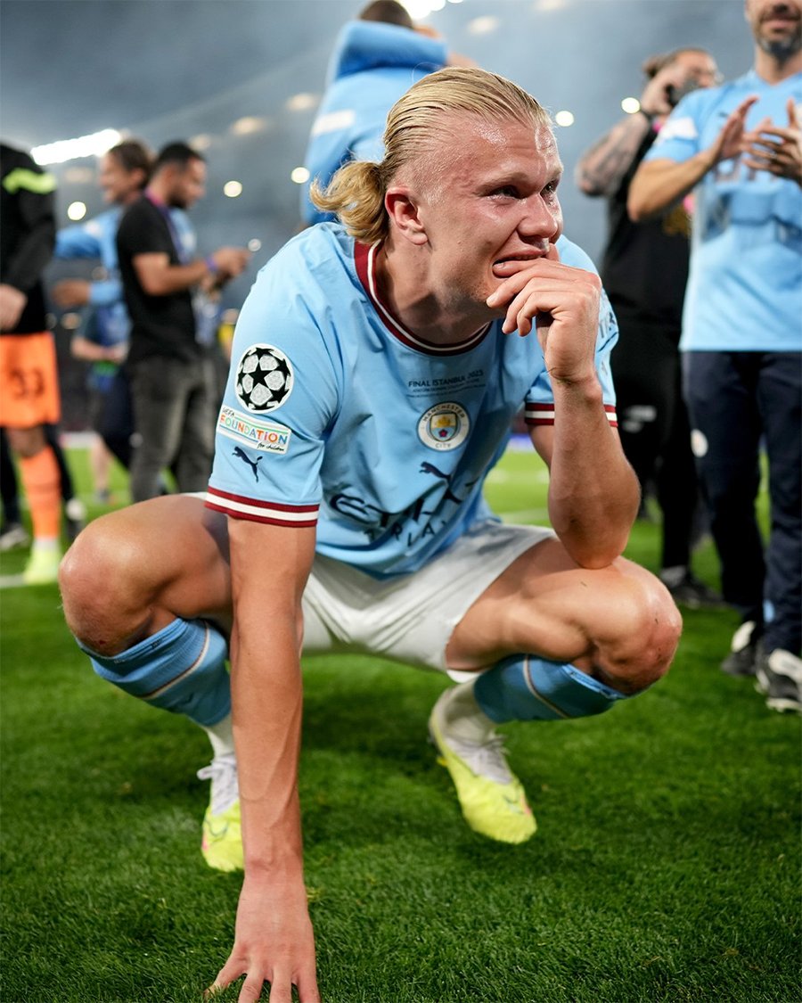 FaktaSepakbola's tweet photo. Tangis kebahagiaan Erling Haaland. Musim pertama nya bersama Manchester City:

🏆 Juara UCL
↳ 🎖 Top skor UCL.

🏆 Juara EPL
↳ 🎖 Top skor EPL.
↳ 🎖 Pemain terbaik EPL.
↳ 🎖 Pemain muda terbaik.
↳ 🎖 Rekor gol terbanyak semusim EPL.

🏆 Juara FA Cup

Usianya 22 tahun! https://t.co/zbxvZBfKBO