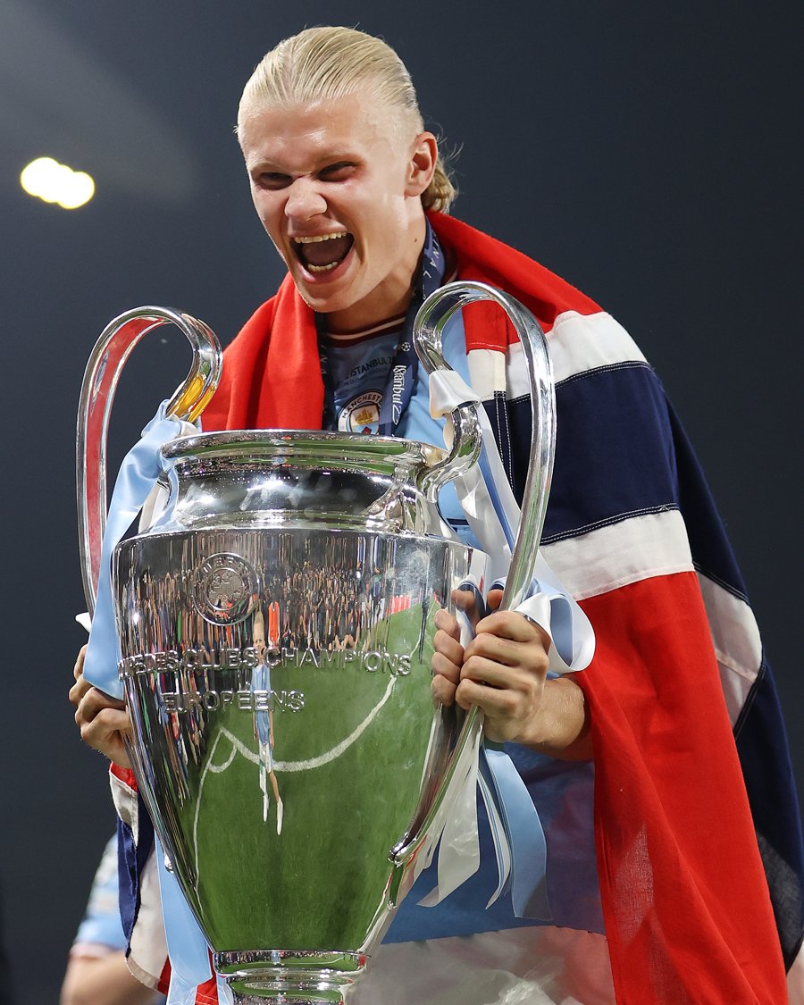 FaktaSepakbola's tweet photo. Tangis kebahagiaan Erling Haaland. Musim pertama nya bersama Manchester City:

🏆 Juara UCL
↳ 🎖 Top skor UCL.

🏆 Juara EPL
↳ 🎖 Top skor EPL.
↳ 🎖 Pemain terbaik EPL.
↳ 🎖 Pemain muda terbaik.
↳ 🎖 Rekor gol terbanyak semusim EPL.

🏆 Juara FA Cup

Usianya 22 tahun! https://t.co/zbxvZBfKBO
