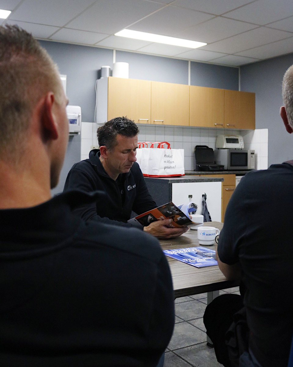 RoboFlexRobotic's tweet image. OOM verzorgde een leerzame kantinebijeenkomst voor Roboflex. Ze bevorderen groei en ontwikkeling in de metaalsector, bieden opleidingen en verbinden professionals. Het evenement werd afgesloten met heerlijke broodjes kroket. #OOM #Metaalbewerking #BroodjesKroket #MetaalJournaal