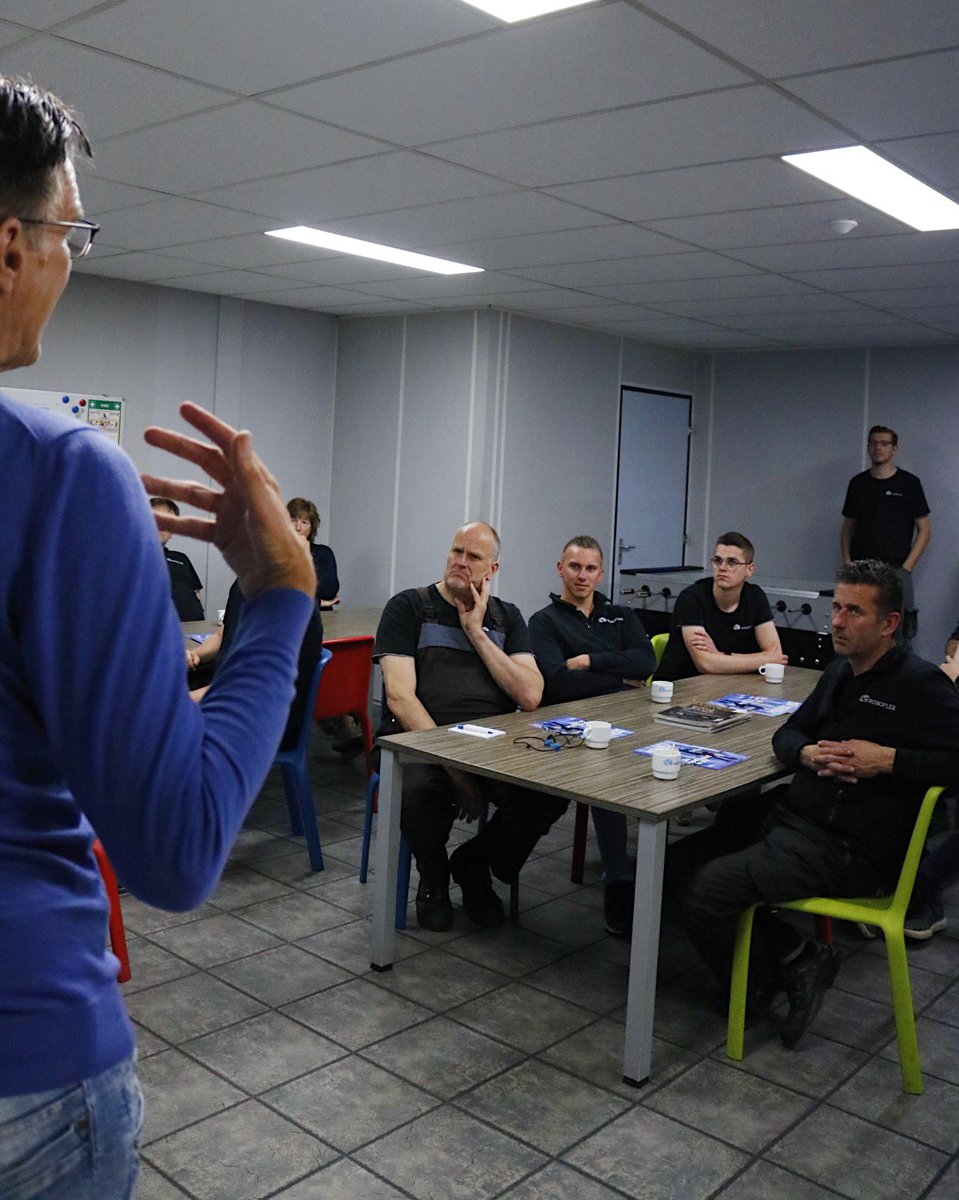 RoboFlexRobotic's tweet image. OOM verzorgde een leerzame kantinebijeenkomst voor Roboflex. Ze bevorderen groei en ontwikkeling in de metaalsector, bieden opleidingen en verbinden professionals. Het evenement werd afgesloten met heerlijke broodjes kroket. #OOM #Metaalbewerking #BroodjesKroket #MetaalJournaal