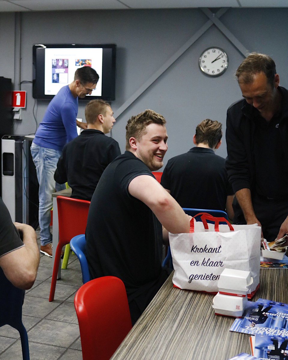 RoboFlexRobotic's tweet image. OOM verzorgde een leerzame kantinebijeenkomst voor Roboflex. Ze bevorderen groei en ontwikkeling in de metaalsector, bieden opleidingen en verbinden professionals. Het evenement werd afgesloten met heerlijke broodjes kroket. #OOM #Metaalbewerking #BroodjesKroket #MetaalJournaal