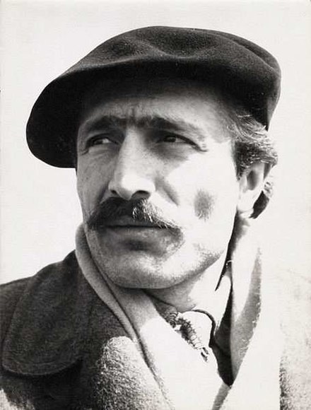 Konuşmak susmanın kokusudur.
Ya sus-git, ya konuş-gel, ortalarda kalma.
Yalan korkaklığın tortusudur.
Dürüst kaba ol, eğreti saygılı olma.

#ÖzdemirAsaf