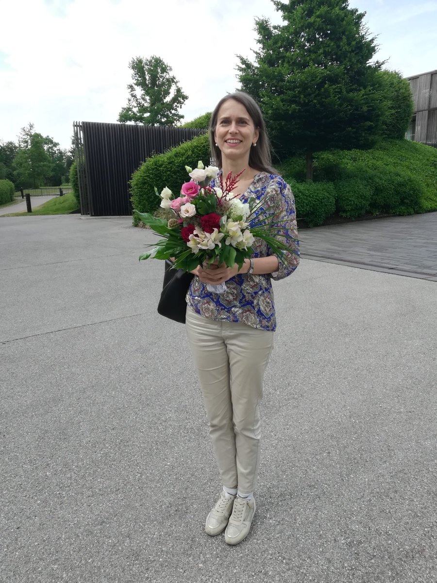moving_classics's tweet photo. after the piano recital #musicians #flowers #happy #afterconcert #BehindTheScenes https://t.co/5xkX72TQr9