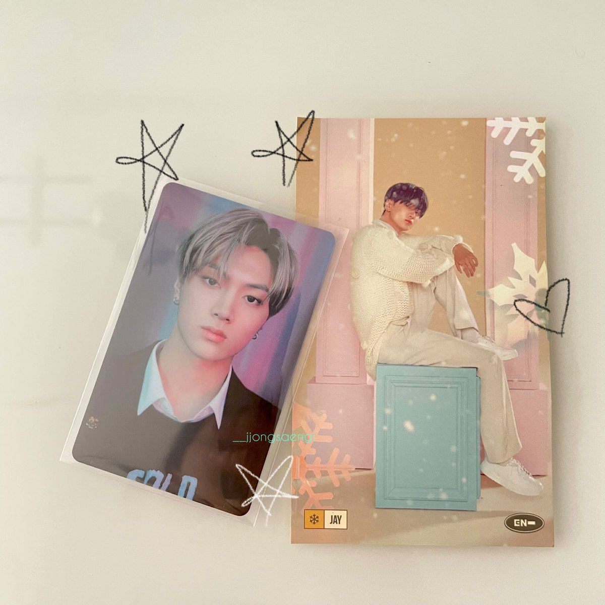__jjongsaengi's tweet photo. today’s mails ;; 💌❔❕

welcome home, jay jutek !! finally 😵🫶🏻
also that freebies 🥺 jay’s weather lab card 🥺 https://t.co/FqdZ98BSsJ