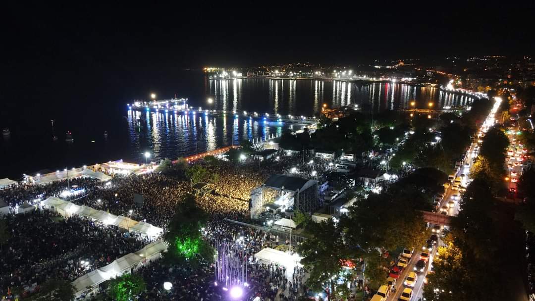 🍒 Süleymanpaşa’mızda festival coşkusu sürüyor!

57. Uluslararası Tekirdağ Kiraz Festivali’mizin 3. gününde, Mustafa Ceceli ve Funda Arar’ı ağırladık.

Sevilen şarkılarını Süleymanpaşalılar için seslendiren sanatçılara, alanı dolduran onbinlerce vatandaşımız eşlik etti.