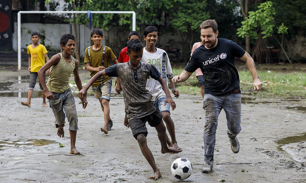 ⚽ #SOCCERAID ⚽ 
Cheer on Martin/WorldXI as they go for #5inarow & raise £££ for this incredibly important cause supporting children all over the world ❤️

Tonight: ITV1/STV at 6:30pm
Donate: donate.socceraid.org.uk

📸 : Unicef
#MartinCompston @martin_compston #LineOfDuty
