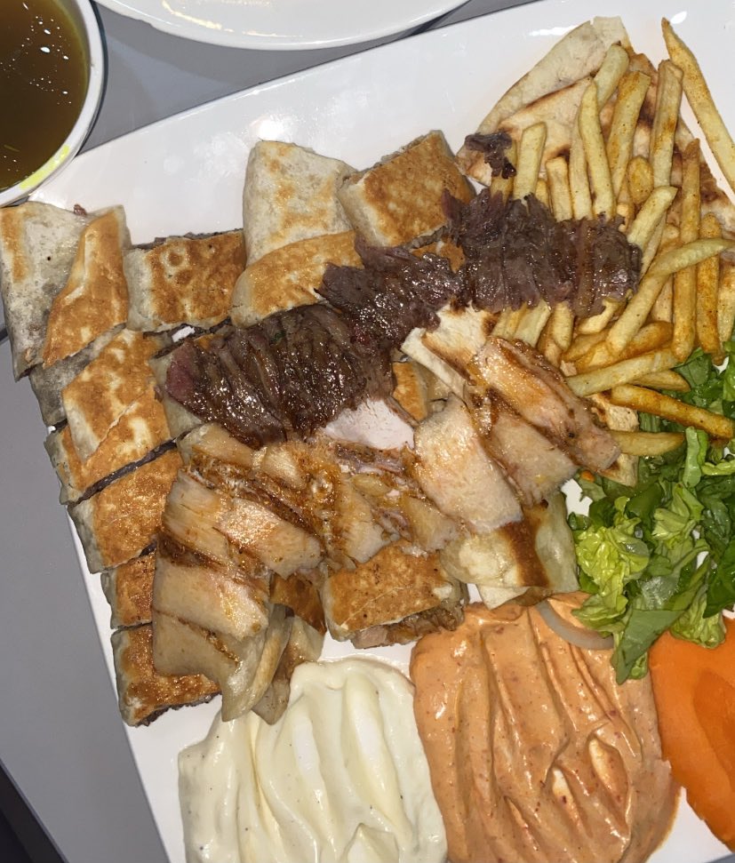 fuzahh22's tweet photo. Delicious Shawarma tiber dah viral, ye mmg sedap dari Damascus. Tapi korang diam2 jela, kan dah kena beratur lama 😫 https://t.co/9f2SzWjyxq