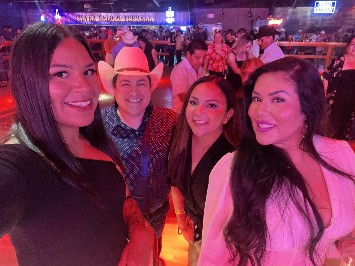 _Lilibeth_'s tweet photo. Celebrando mi cumple con @grupo_pesado 🤍 https://t.co/bJ5OvEdAwG
