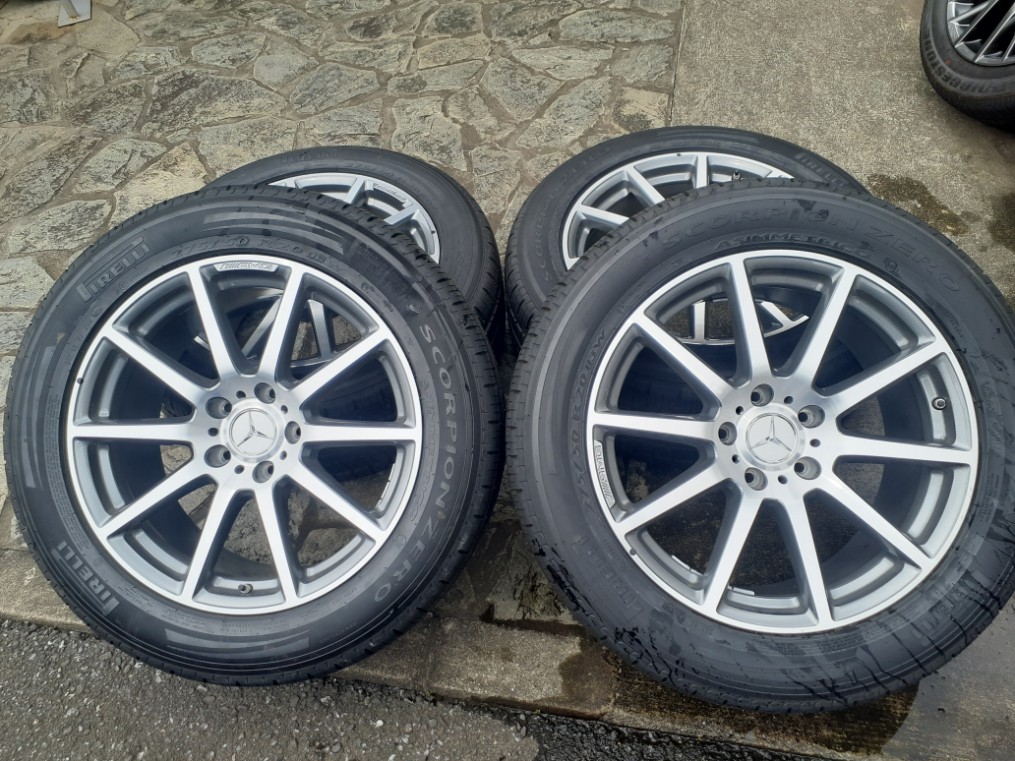 ap_honsha's tweet photo. 新車で購入後まもなく２２インチホイールに交換したためほとんど使用していません。欲しい方いらっしゃいませんか？
袋に入れてガレージ保管していたので綺麗です。

#AMG　＃G63　＃純正ホイール　＃売ります https://t.co/za96mq0rJS