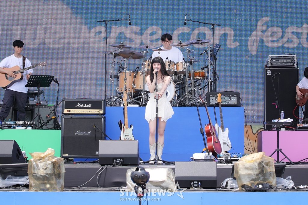 joe on Twitter "HUH YUNJIN at 2023 Weverse Con Festival (Weverse Park