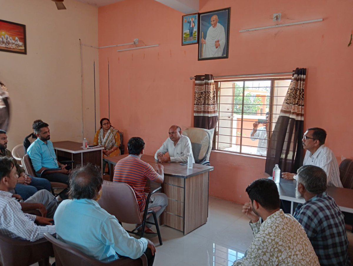 "બીપોરજોય" વાવાઝોડા સંદર્ભે વેરાવળ તાલુકાના દરિયા કિનારાના ડારી અને આદ્રી ગામની મુલાકાત લઈ સ્થાનિક આગેવાનો પદાધિકારી શ્રી સાથે મુલાકાત /મીટીંગ કરી વાવાઝોડાને  લઈને સાવચેતી રાખવા જરૂરી સુચના આપી
<a href="/CMOGuj/">CMO Gujarat</a> 
<a href="/InfoGirsomnath/">Info Girsomnath GoG</a> 
<a href="/InfoGujarat/">Gujarat Information</a> 
<a href="/InfoGirsomnath/">Info Girsomnath GoG</a>