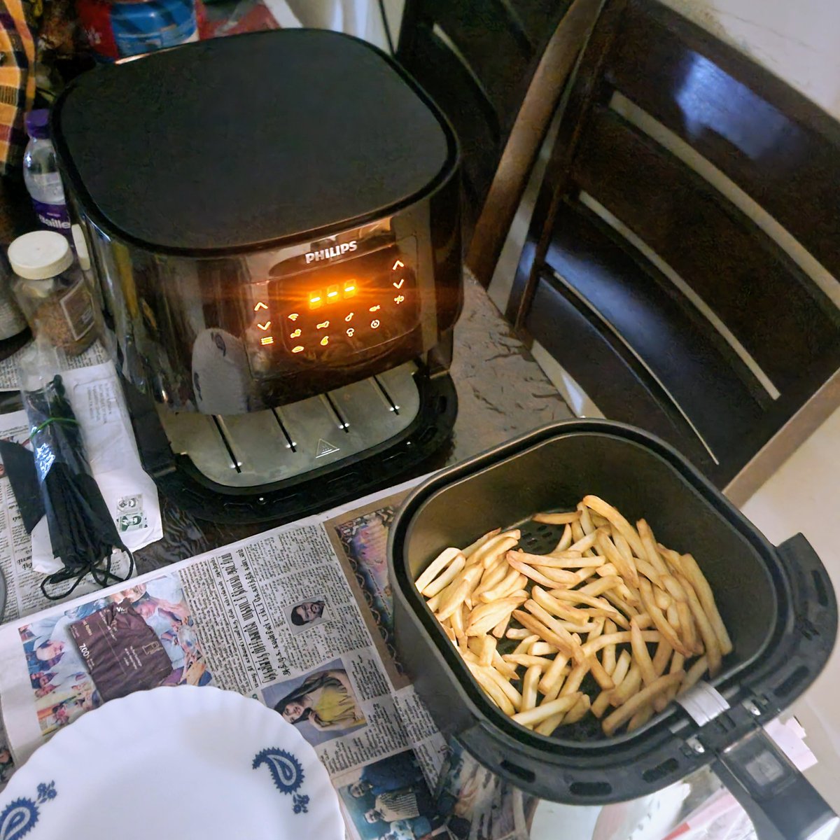 DeviceBAR's tweet photo. We love french fries! 🍟 One of the main reasons why we got Air Fryer. :3 Used McCain's Frozen French Fries (I would recommend making our own, but this comes handy too), Extra Virgin Olive Oil (Just a little bit), WOW! Mom Peri-Peri mix (or McDonald's or our own mix too). 🤤 https://t.co/ScLea9OXqD