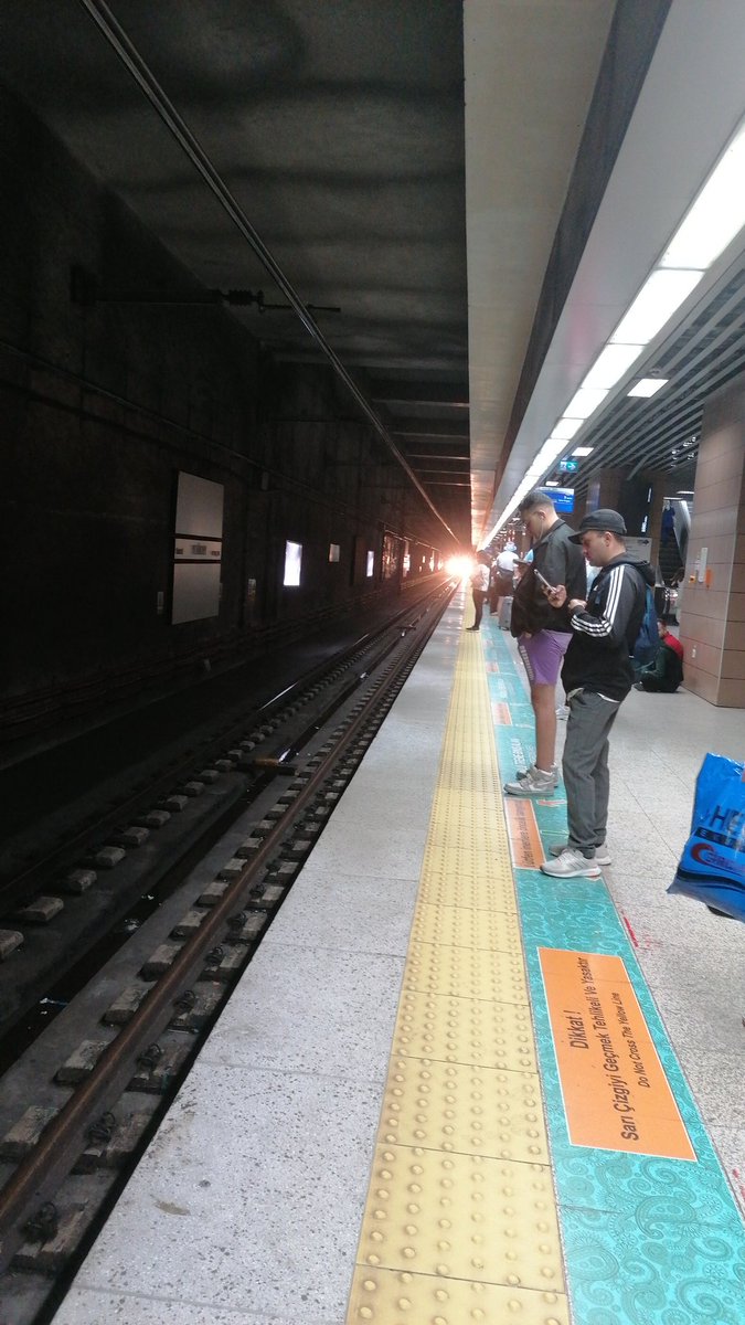 Safe_kep's tweet photo. #Marmaray Buraya en son geldiğimde biri intihar etmişti, Lütfen  Sarı çizgiyi geçmeyelim :) https://t.co/P3zH0ifECQ